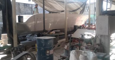 Empresa entrega o primeiro casco de lancha da sua linha de fabricação