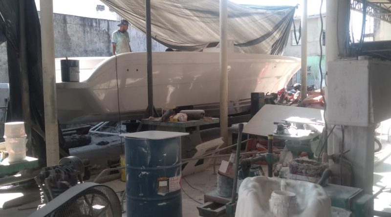 Empresa entrega o primeiro casco de lancha da sua linha de fabricação