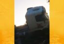 Caminhão carregado com cimento tomba em curva na estrada de SAJ a Varzedo