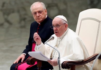 Papa Francisco pede que pais ‘não condenem’ filhos homossexuais