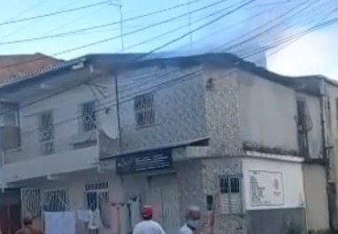 Casa pega fogo no bairro da Bolívia em Valença