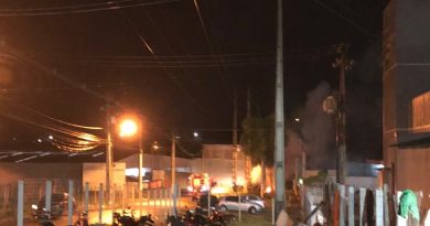 Van pega fogo em Santo Antônio de Jesus no Polo Industrial