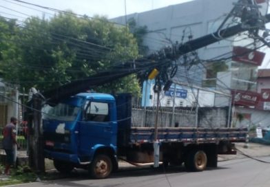 Valença: Caminhão atinge poste na rua Quintino Bocaiúva em frente a CEPLAC