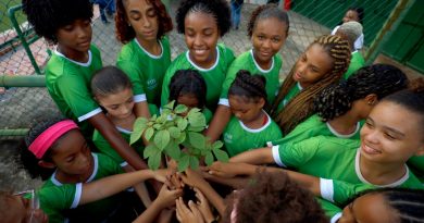 Time feminino de futebol apoiado pela Sudesb planta mudas de árvores no Estádio de Pituaçu