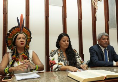 Governador Jerônimo Rodrigues entrega à Alba projeto de lei que reestrutura a carreira de professores indígenas