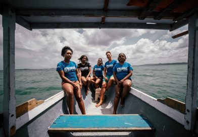 Jovens de Ilha de Maré aprendem a restaurar coral nativo da região