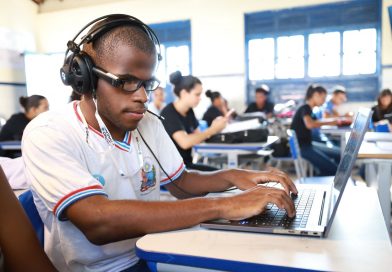 Óculos Orcam doados pelo Governo do Estado mudam a realidade de estudantes baianos com deficiência visual