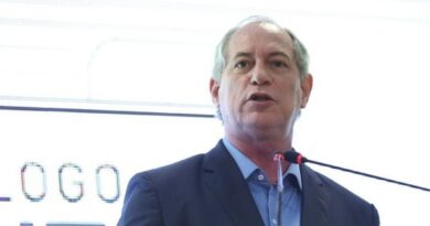 Ciro Gomes solicita desfiliação ao PDT e avalia novos caminhos políticos Ciro Gomes solicita desfiliação ao PDT e avalia novos caminhos políticos