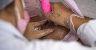 Perucas, micropigmentação e próteses: projeto baiano devolve autoestima a mulheres em tratamento contra o câncer Perucas, micropigmentação e próteses: projeto baiano devolve autoestima a mulheres em tratamento contra o câncer